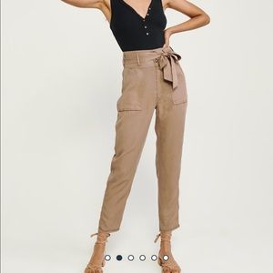 A&F Belted Taper Pants XS